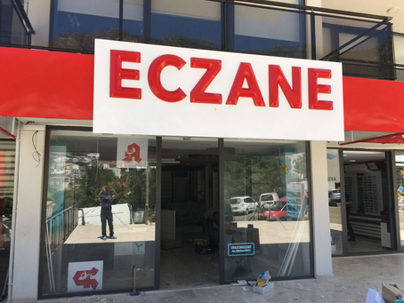 2025 Yeni Eczane Yönetmeliği: Zorunlu Mobilya, Alan ve Tabela Standartları Nelerdir?