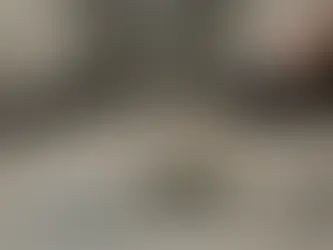 אדם שופך חומר לפתיחת סתימות בביוב