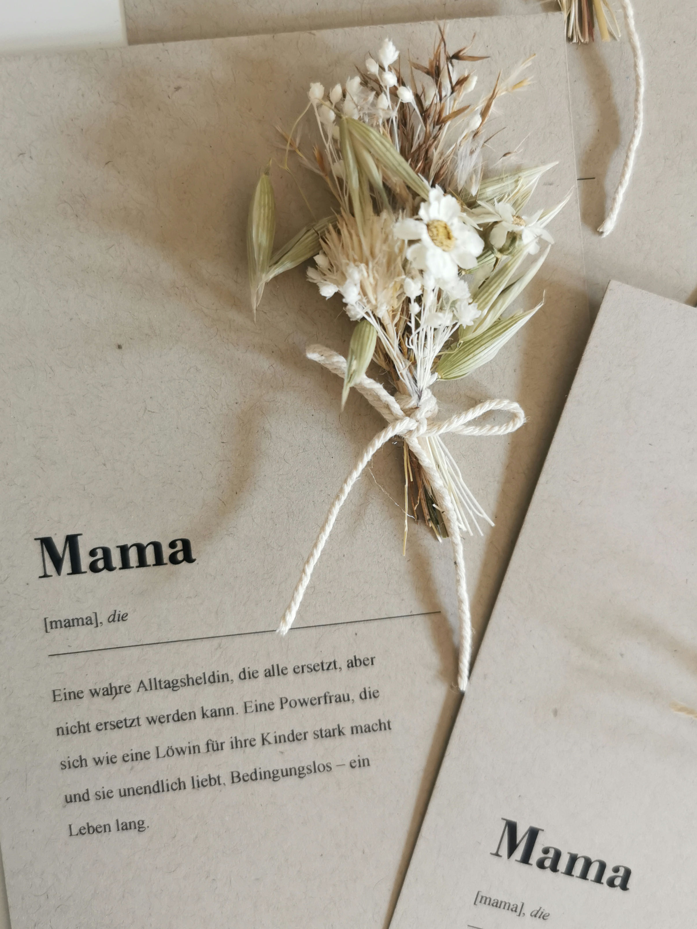 Karte "Mama" mit Trockenblumensträusschen