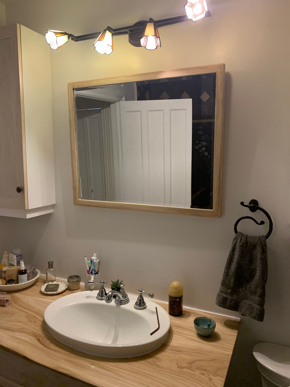 miroir avec le comptoir en orme d'Amérique