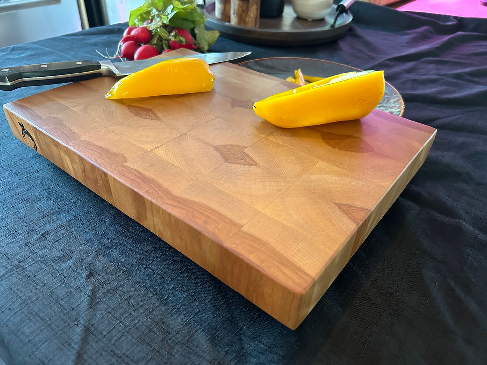 Miniature : Planche à découper en bois debout.