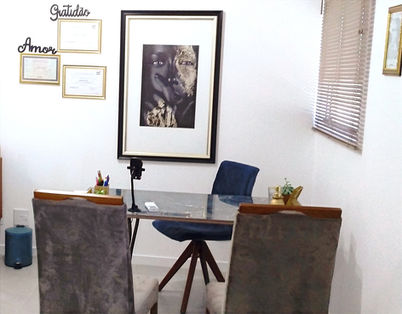 Consultas presenciais e online Psicóloga Cristiane_edited.jpg