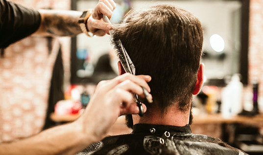 manos-cortadas-de-un-barbero-arreglando-