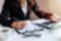 empresaria-trabajando-oficina-escritorio-computadora-analisis-estadisticas-grafico-marketi