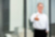 vista-frontal-empresario-sosteniendo-su-mano.jpg