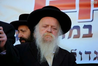 גאון ירושלים ותפארתה מרן ראש הישיבה הגאון האדיר ר' אברהם אטיק זצוקללה"ה, בענין הבחירות הטמאות לכנסת המינים וממשלת הכופרים!! "אאמו"ר (הגה"צ המפורסם ר' שלמה אטיק) זצוק"ל לא רצה בשו"א לשמוע כלל מענין השתתפות בבחירות, וכשזקני גדולי החסידים בבתי ראנד זצ"ל באו אליו בטענות גדולות ובכח לבלבלו למה אינו הולך להבחירות, השיב כמה תשובות: א. פעם אחת השיב: שהרה"ק מסאטמאר זי"ע הוא מרא דארעא דישראל, ובשו"א איני רוצה לשמוע מזה כלום. ב. ופעם אחרת השיב: אני רוצה שאני ובני ונכדי ומשפחתי ישתייכו להצד השני ולא להצד הזה, ואמר להם אני רוצה להיות מההולכים בצד ימין, וכל כמה שאפשר ללכת אם ההולכים בדרך ימין צריך לילך עמהם, בזה"ל "וויפיל מען קען גייען מיט די רעכטע און וואס מער מקען גערן צו די רעכטע דארף מען גערן צו זיין און מדארף נישט גערן צו די צוויטע זייט", ובשו"א לא רצה לשמוע להם. (מתוך דבריו ביו"ד של אביו י"ז כיסליו תשע"ב אחרי השיעור לתלמידי הישיבה)'.
