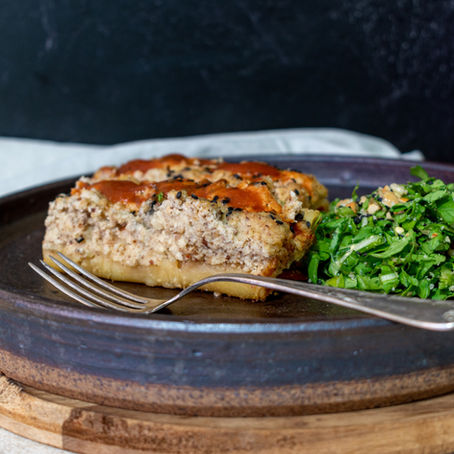 Canelones de tempeh o tofu con salsa de almendras y ensalada de rúcula