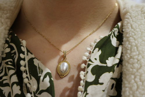 Collier Vintage Feuille Gravée Avec Perle Blanche - Or - Longue Chaîne - Occasion état Impeccable