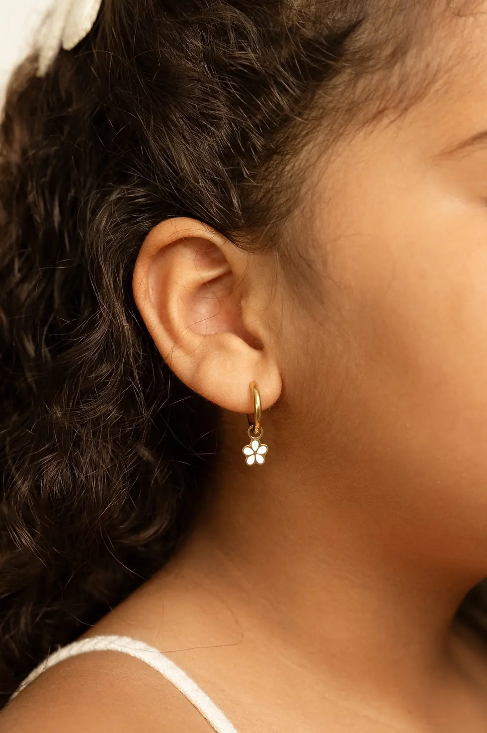 Charms acier inoxydable dorées fleur blanche pour créoles enfant mrs ertha