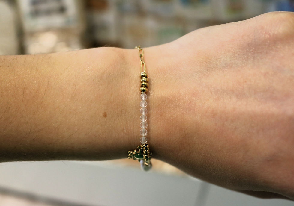 Bracelet original femme en acier inoxydable doré sur mailles perles Nacre blanche et soleil doré satine