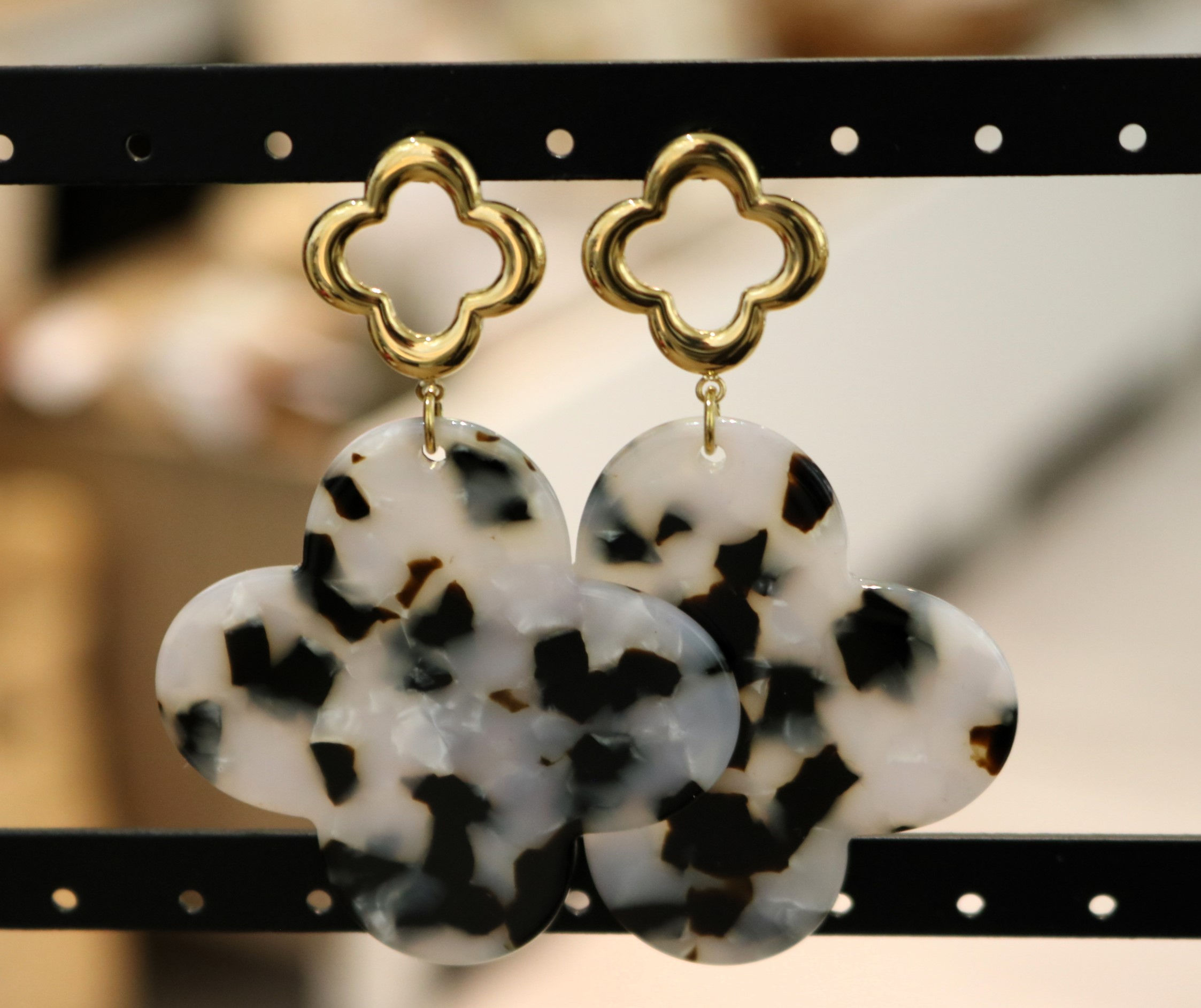 Boucles d'oreilles originales femme en acier inoxydable dorées, noire et blanche satine