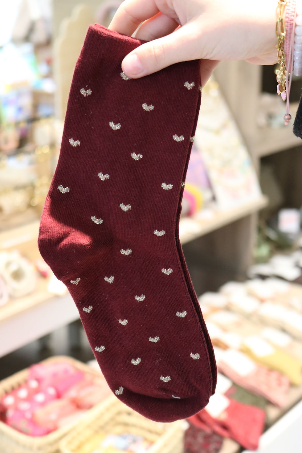 Chaussettes bordeaux originales femme personnalisées mini cœurs dorés