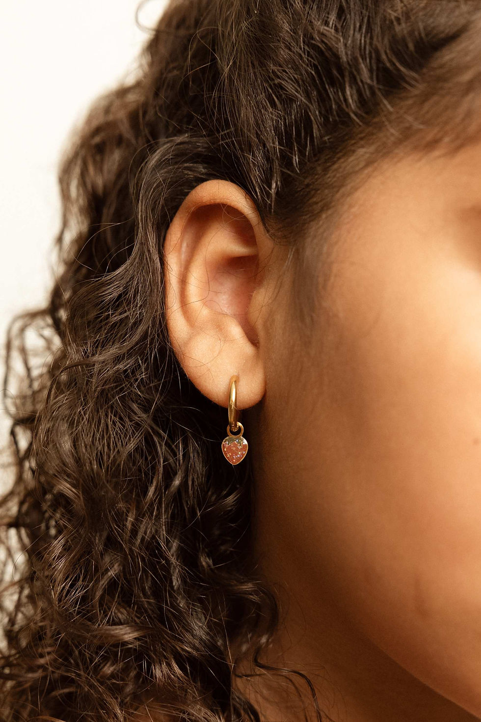 Charms en acier inoxydable dorées fraises paillettes pour créoles enfant mrs ertha