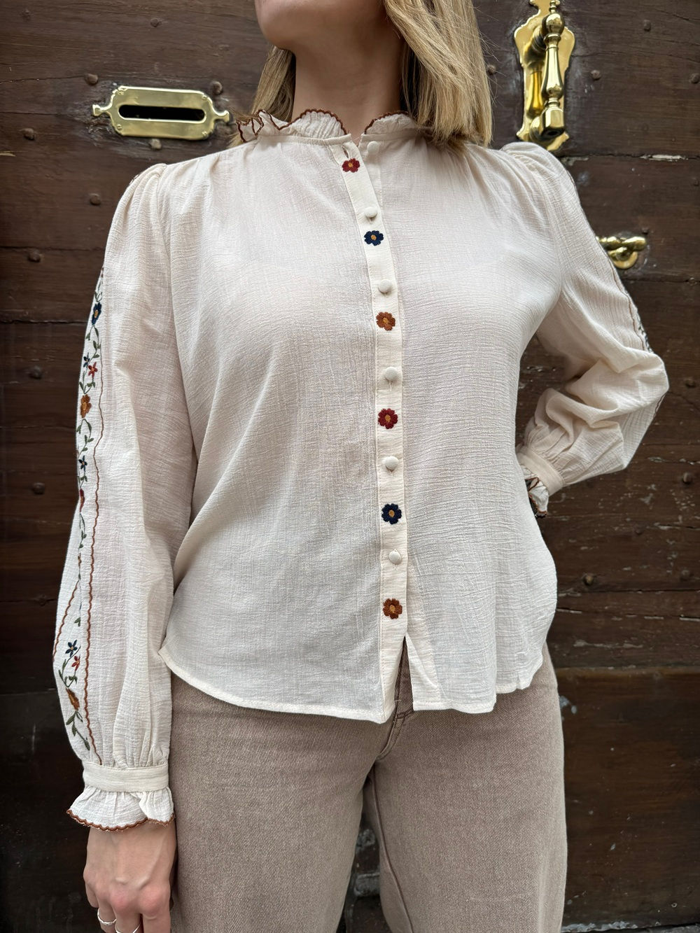 Chemise originale écru brodée fleurs, Anna