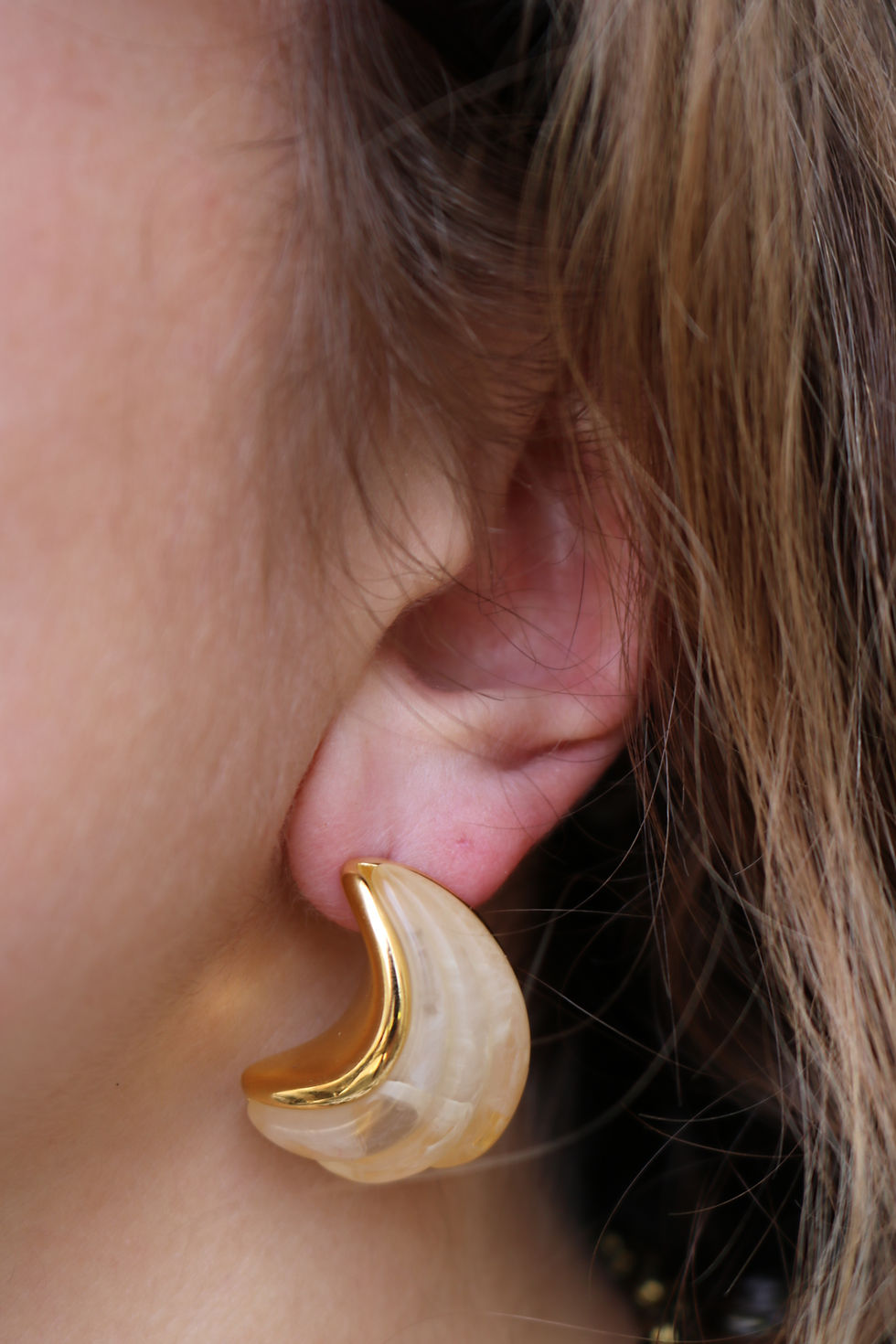 Boucles d'oreilles originales femme acier inoxydable dorées, résine beige dorée