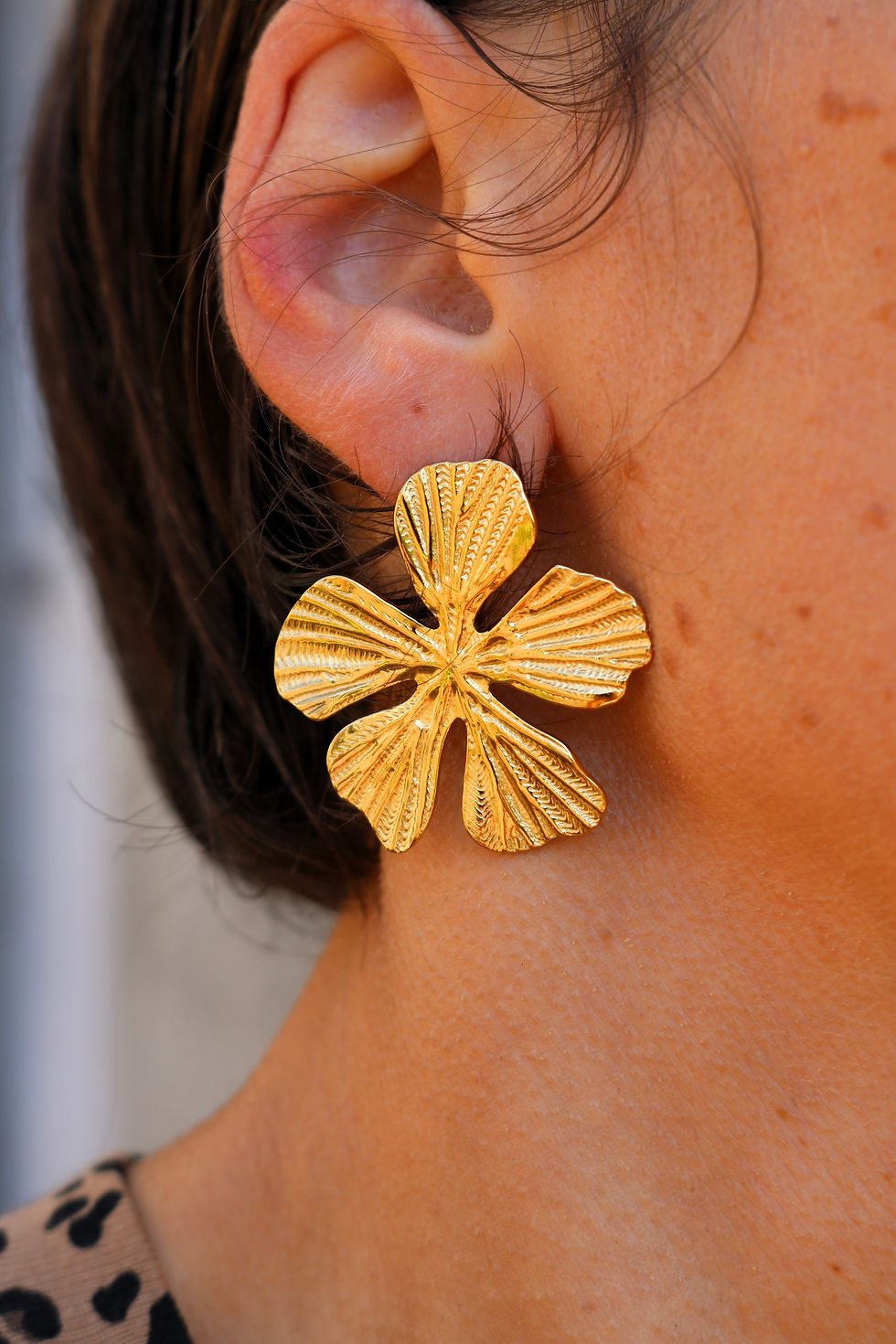Boucles d'oreilles originales femme acier inoxydable dorées, grosse fleur dorée emily