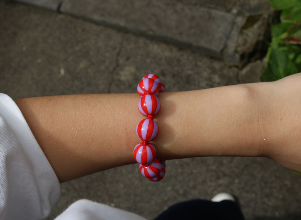 Bracelet original femme à perles en résine rayé rouge et violet mile mila