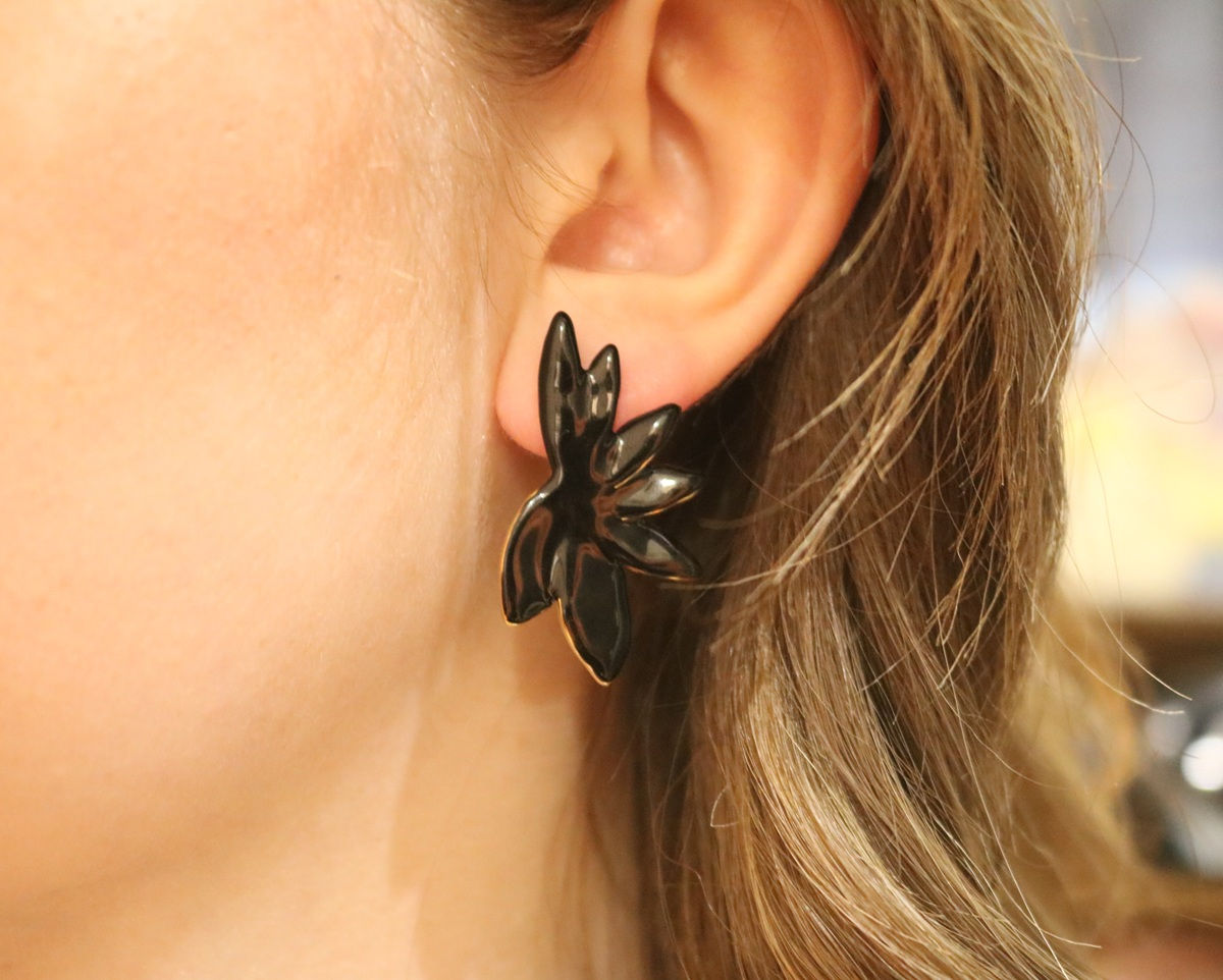 Boucles d'oreilles originales femme en acier inoxydable dorées, demi fleur noire satine