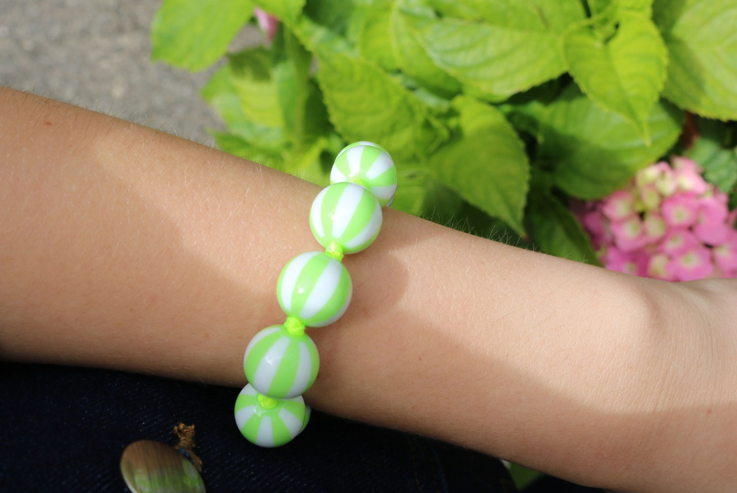 Bracelet original femme à perles en résine rayé vert et blanc mile mila