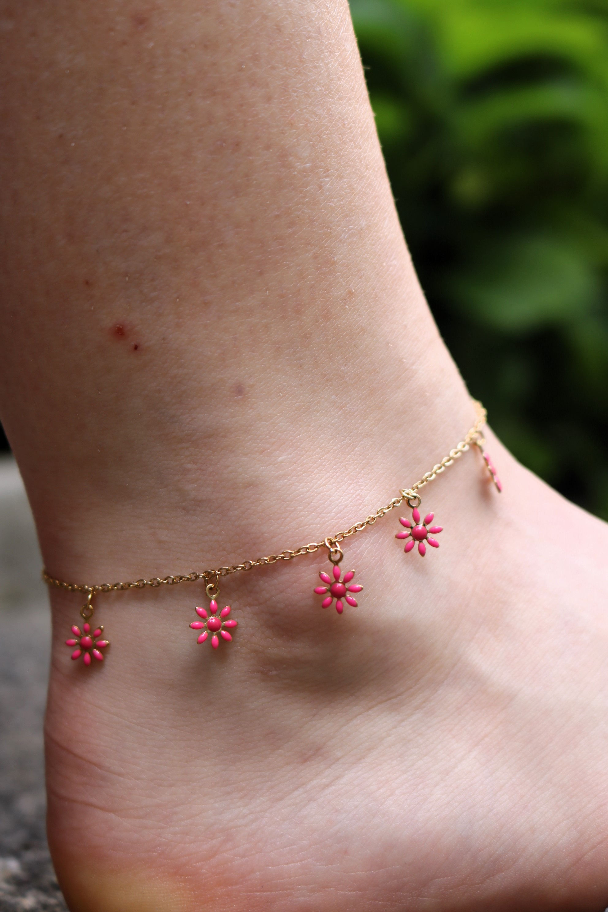 Chaîne de cheville originale femme acier inoxydable doré, fleurs roses mile mila