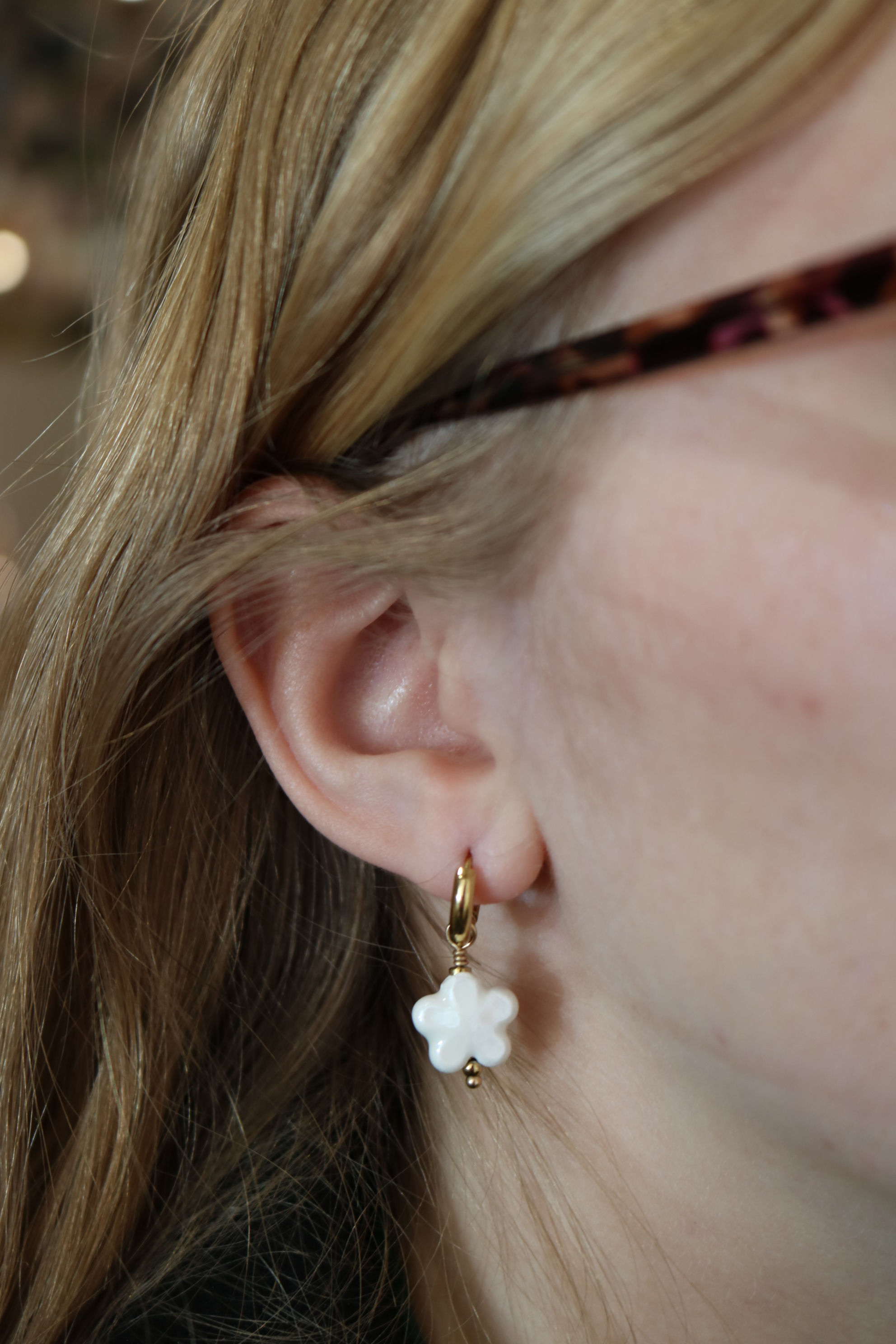 Boucles d'oreilles originales femme acier inoxydable dorées, fleur blanche