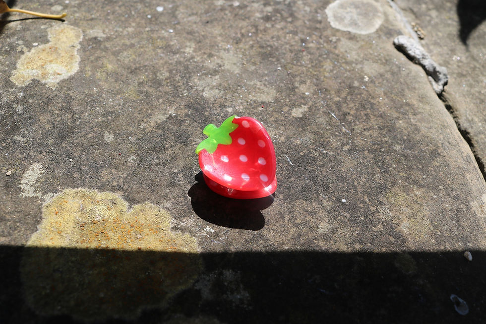 Miniature : Mini pince à cheveux originale femme fraise mile mila
