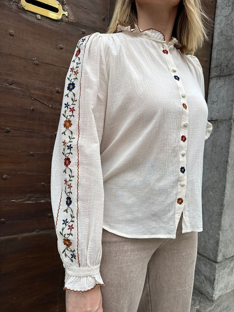 Chemise originale écru brodée fleurs, Anna