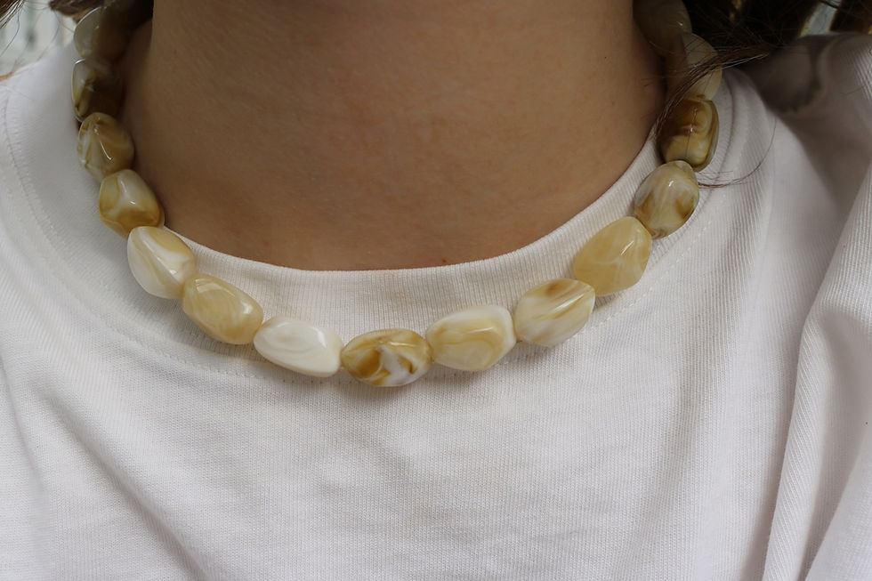 Collier original femme acier inoxydable doré, résine beige mile mila