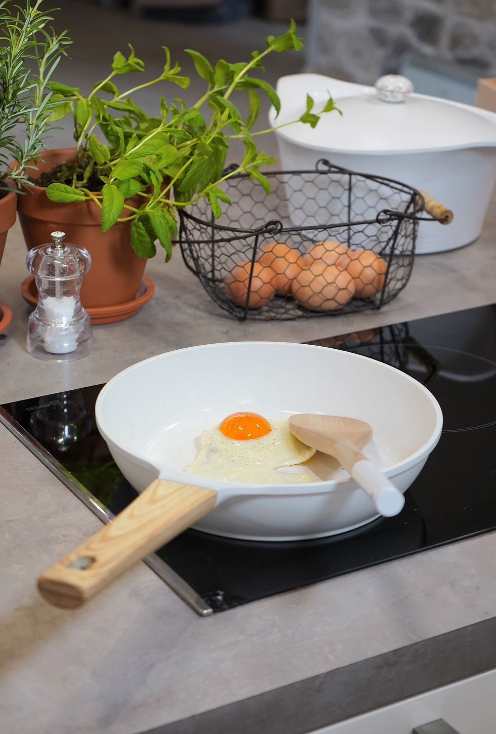 L'incroyable poêle anti-adhérente 28 cm blanc polaire Cookut