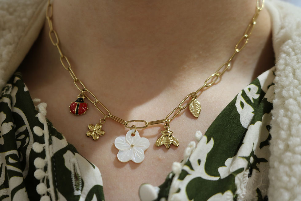 Collier original femme acier inoxydable doré avec breloques fleur et coccinelle emily