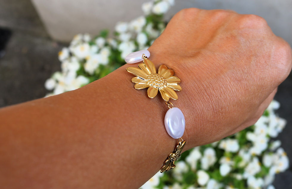 Miniature : Bracelet original femme acier inoxydable doré, grosse fleur et perle blanche emily