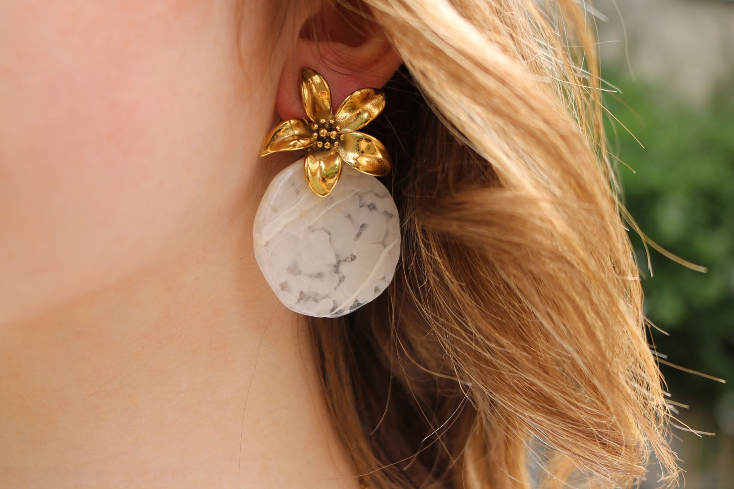 Boucles d'oreilles originales femme acier inoxydable dorées, fleur pastille blanche mile mila