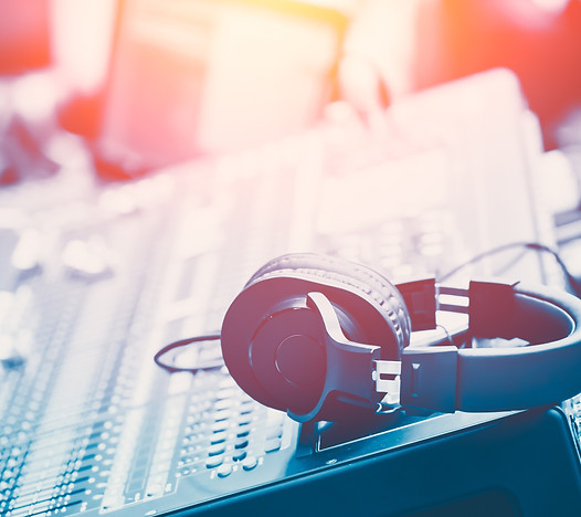 sound-mixer-with-headphone-musical-mixin