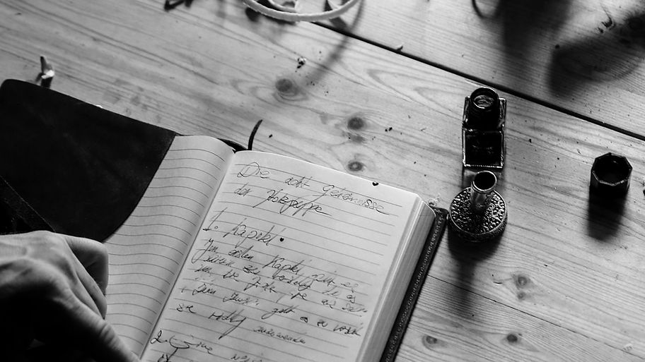 Hintergrund Buch.jpg