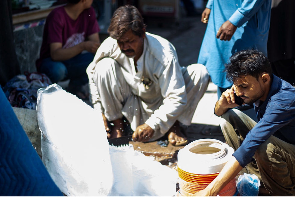 Street vendor selling ice on the pavement – Photo by KUL