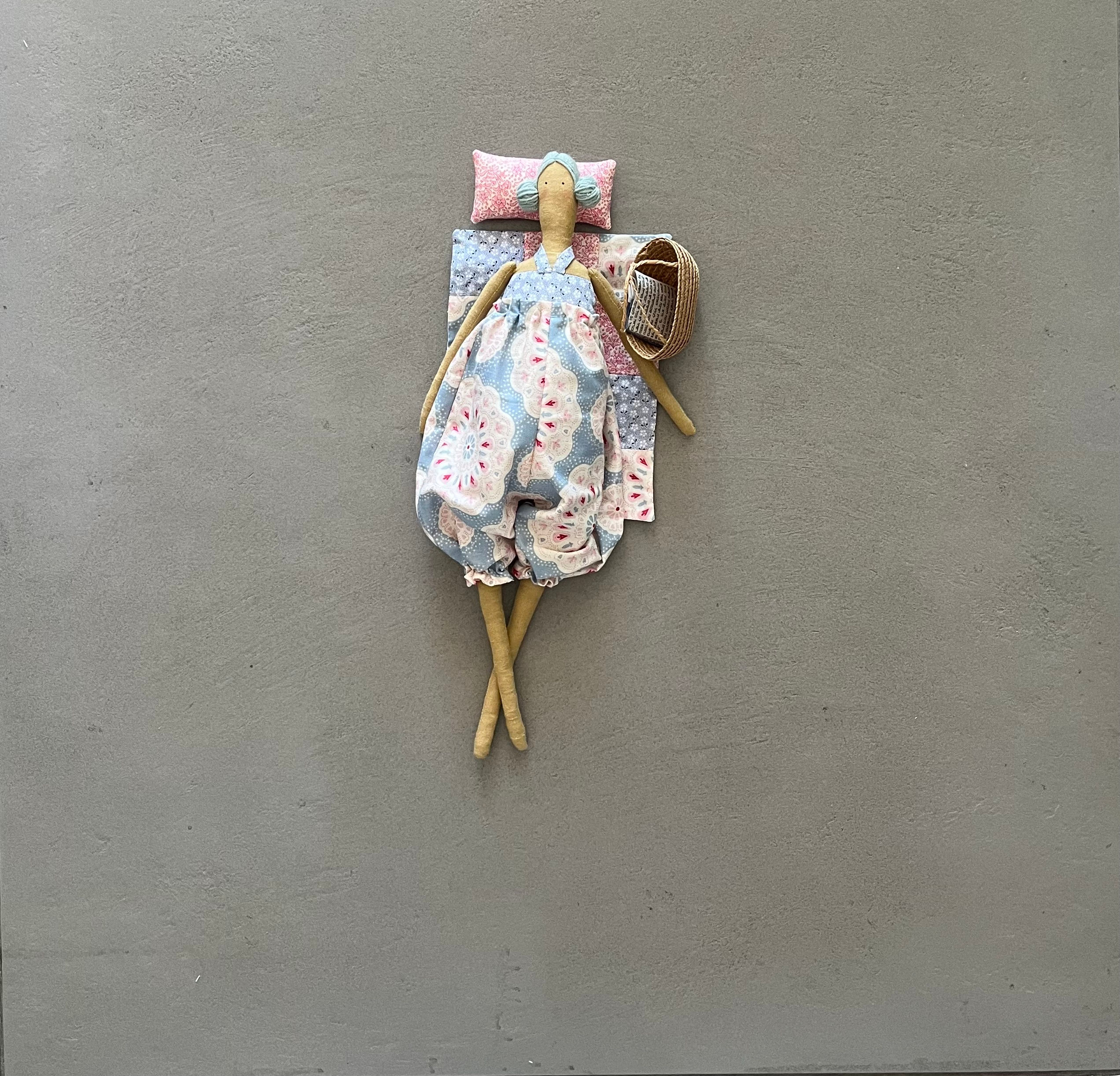 בובת טילדה בחוף הים