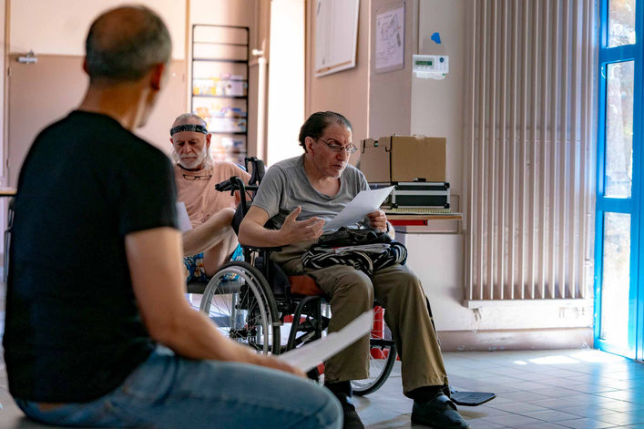 Groupe de personnes en situation de handicap moteur réalisant un atelier théâtre auprès de la compagnie "La Poussière sous le tapis"