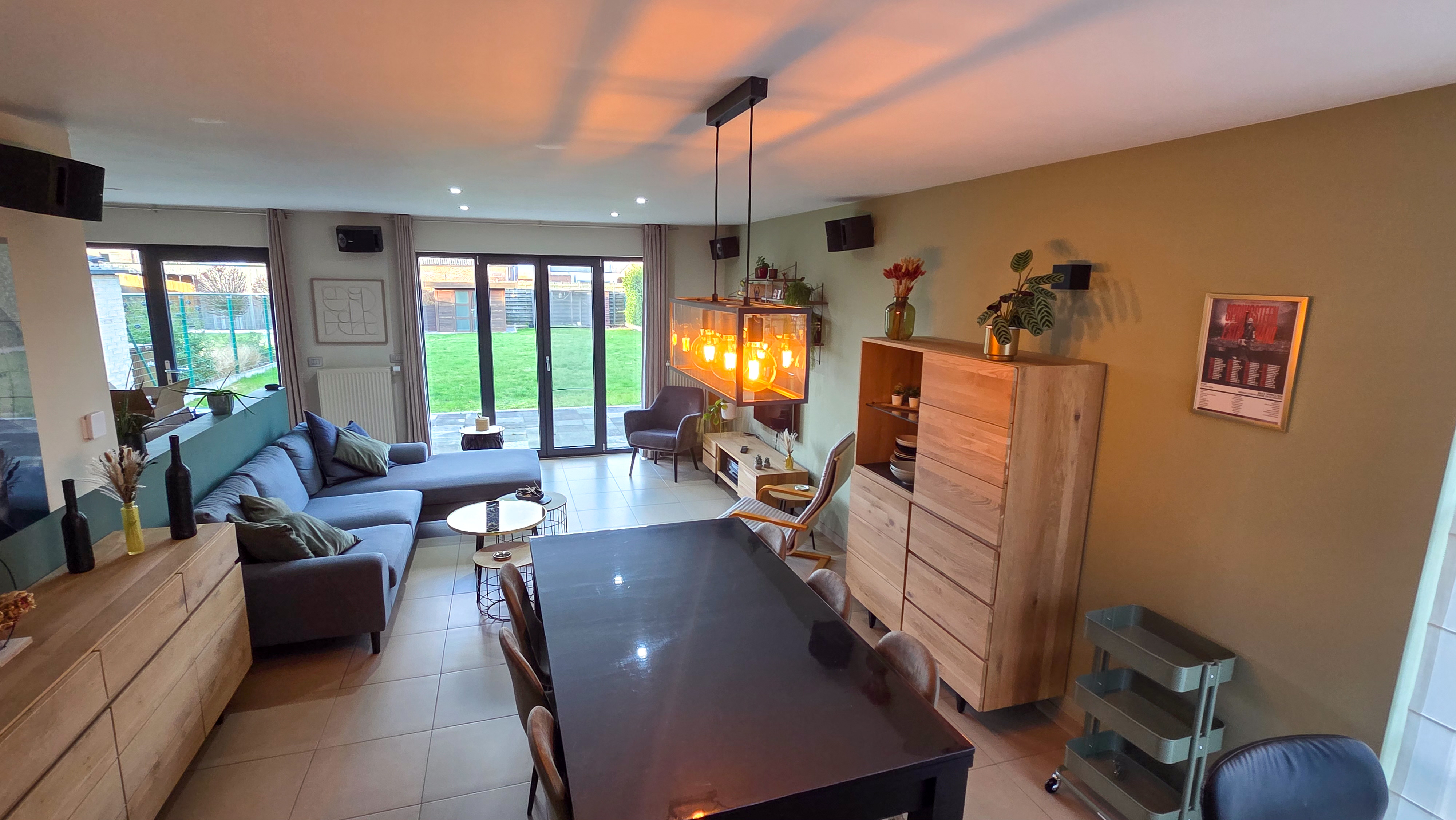 Woonkamer met pooltafel