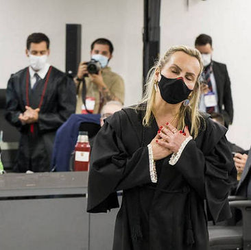 No tribunal, uma mensagem do além