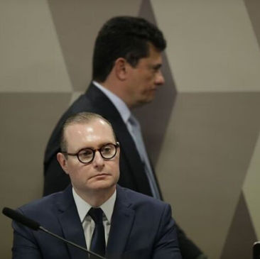 ZANIN E MORO: O Mundo dá Voltas e às Vezes Capota