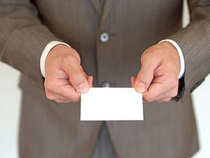 名刺を差し出す人