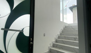 escaleras y puerta principal.jpeg