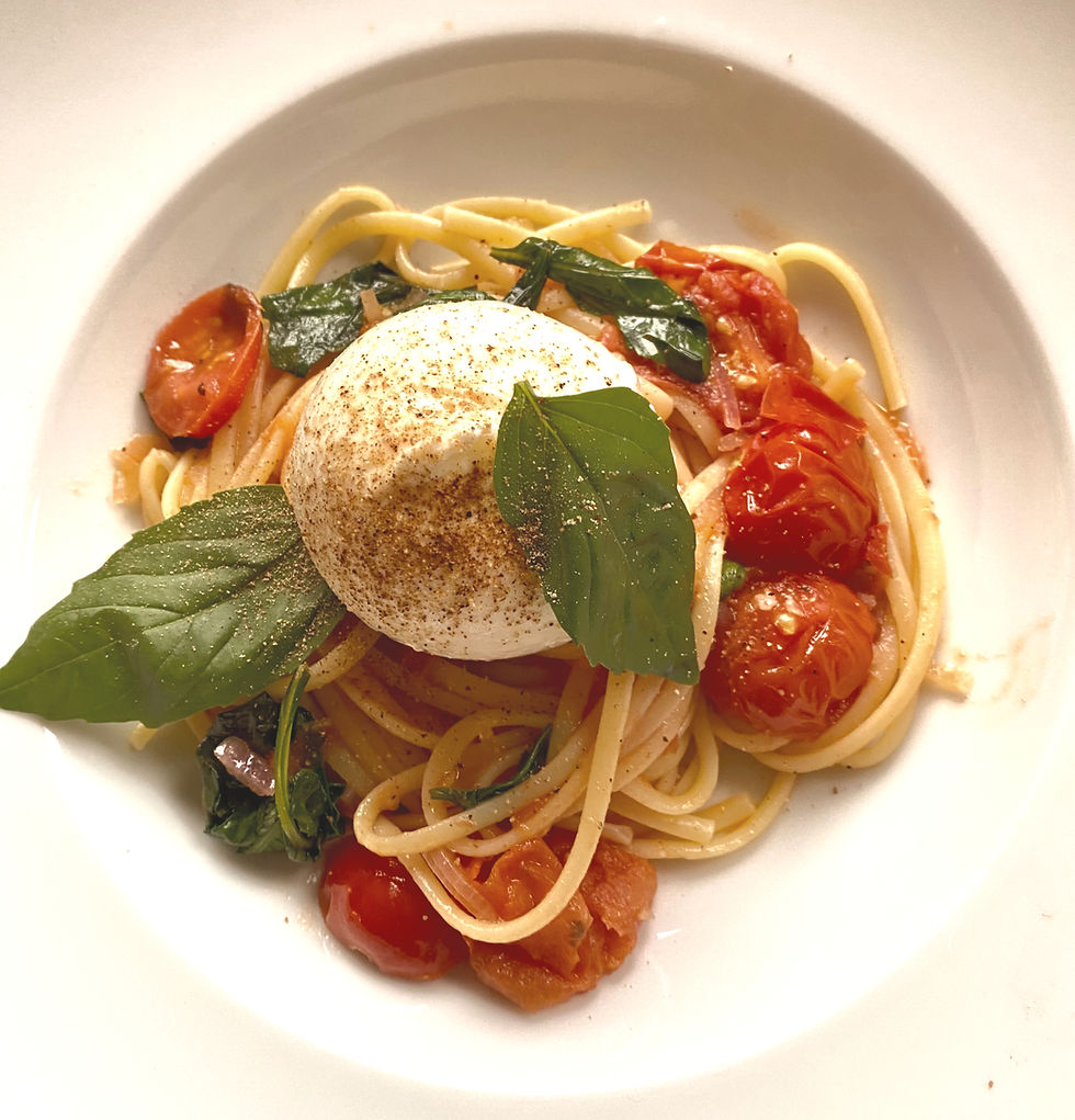 Pasta mit Burrata, Taggiasca-Oliven und Kirschtomaten auf mediterranem Teller