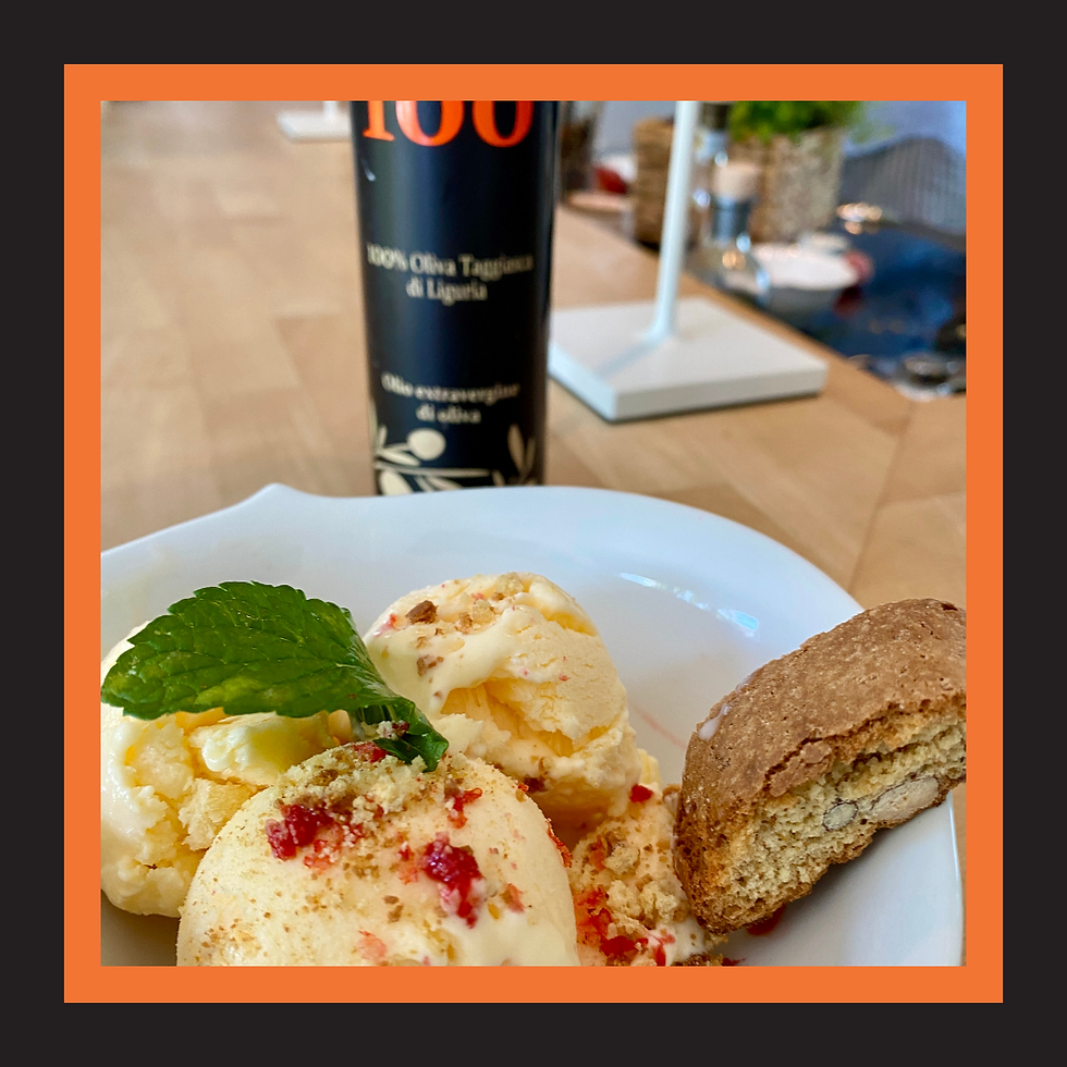 Cremiges Olivenöl Eis aus Büffelmozzarella mit Limettenabrieb und Keks, Olivenöl im Hintergrund