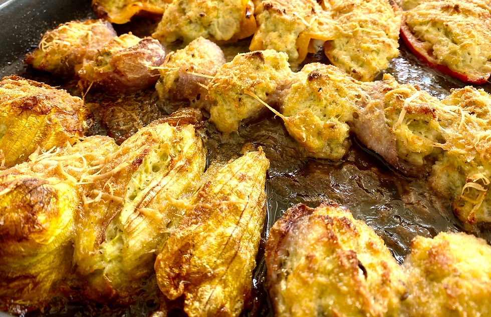 Goldbraun überbackene gefüllte Zucchiniblüten mit Parmesan und Olivenöl in Auflaufform