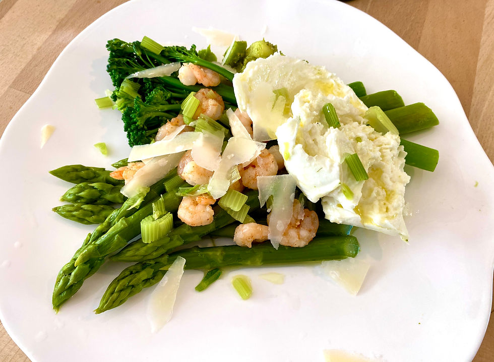 Grüner Spargel mit Burrata,  Garnelen und Parmesan angerichtet auf weißem Teller mit Olivenöl