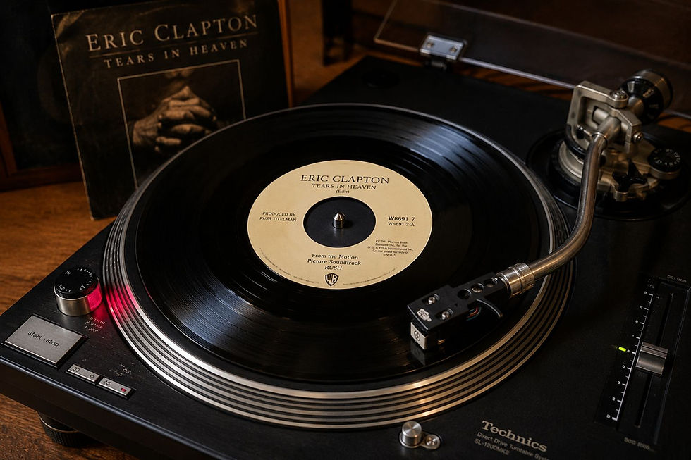 Plano medio de un disco de vinilo girando en un tocadiscos
