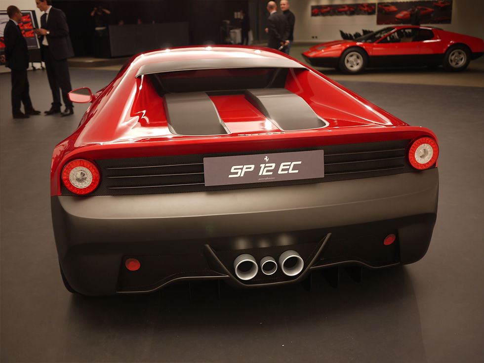 La trasera del SP12 EC revela su inspiración: al fondo, el Ferrari 512 BB que sirvió como referencia para el proyecto.