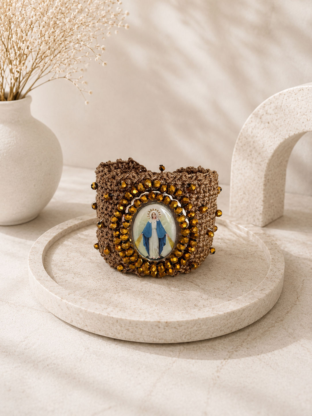 Brazalete café en crochet Virgen Milagrosa