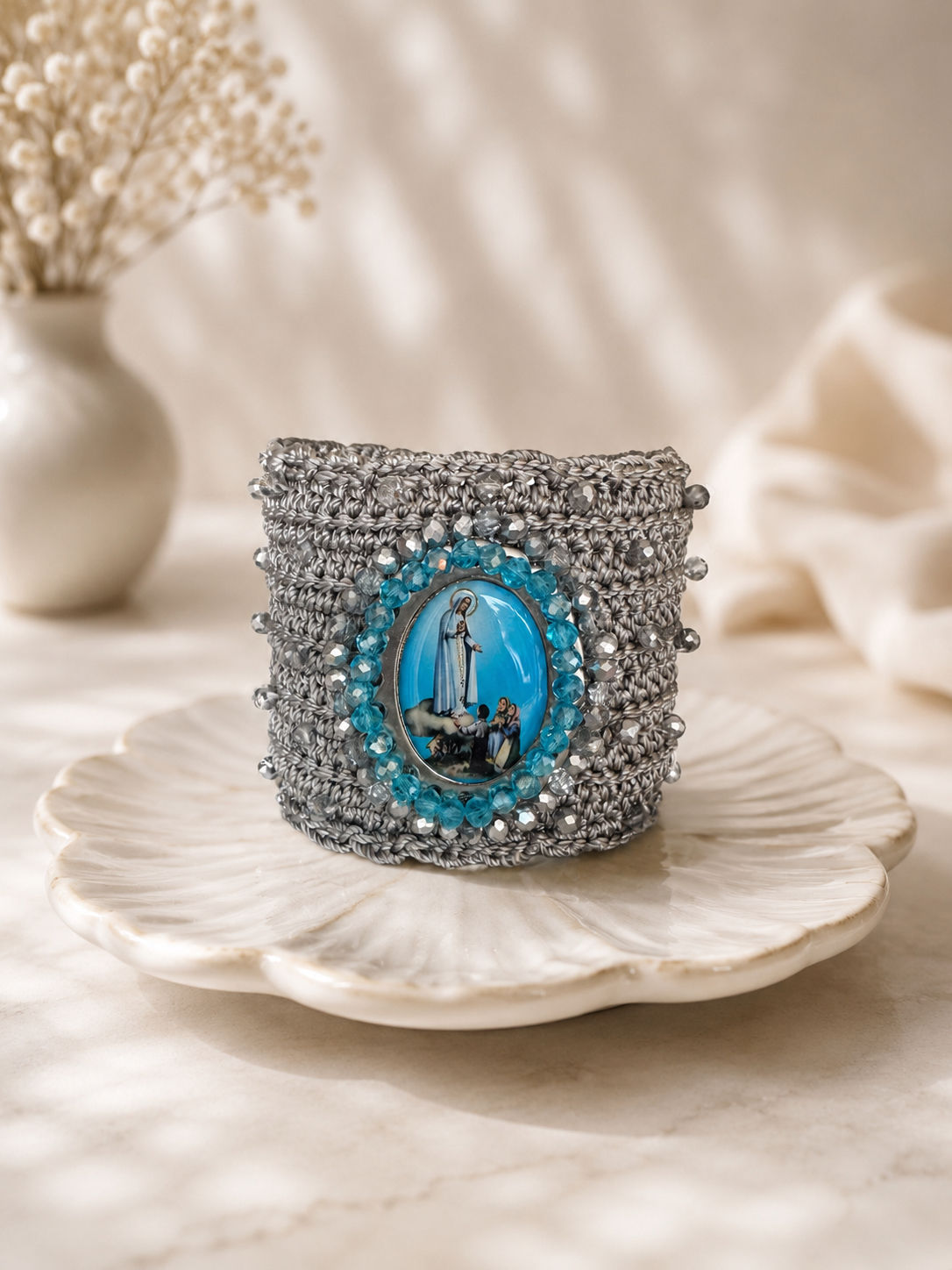 Brazalete plateado en crochet Virgen de Fátima